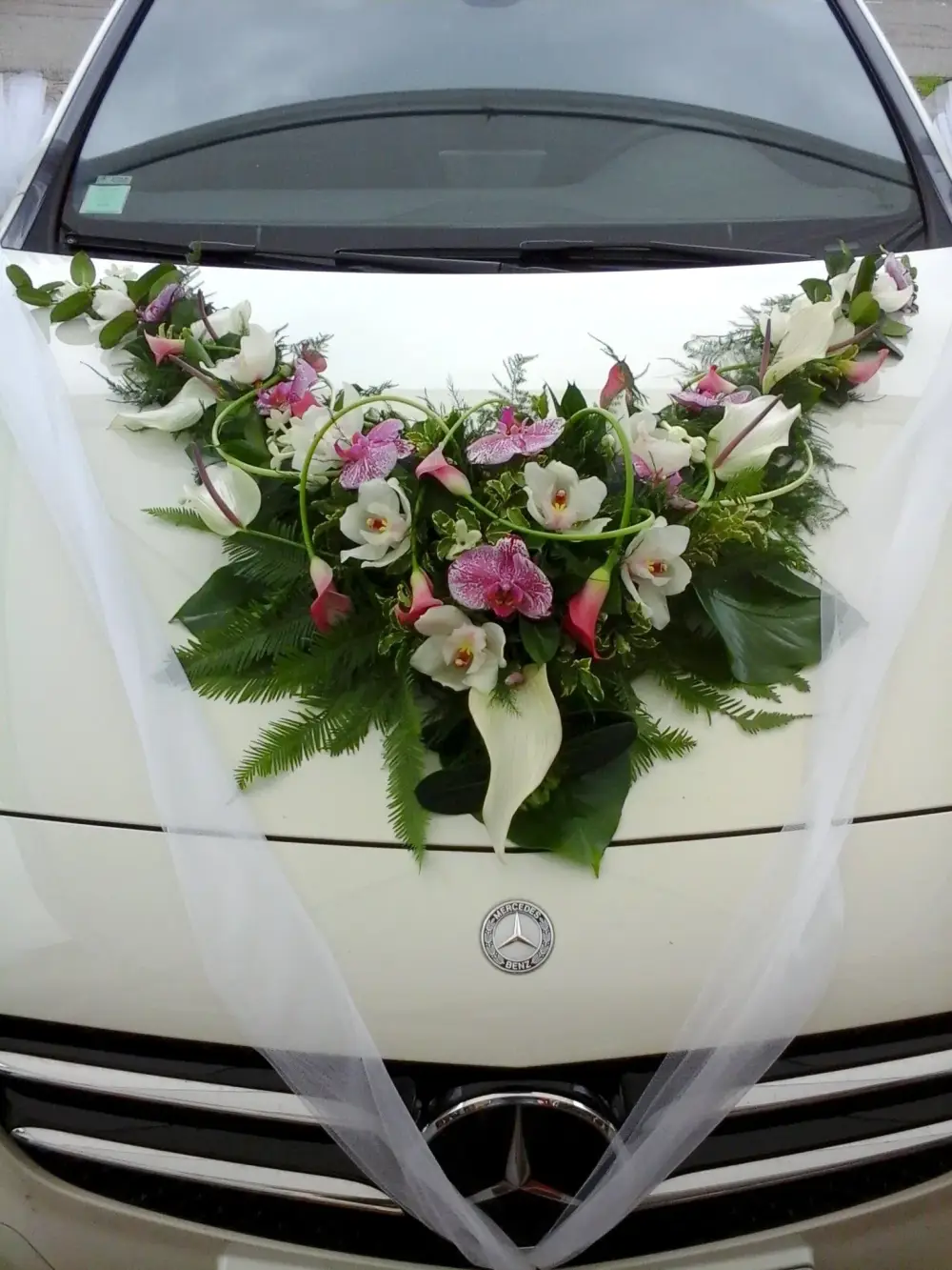 composition florale voiture mariage