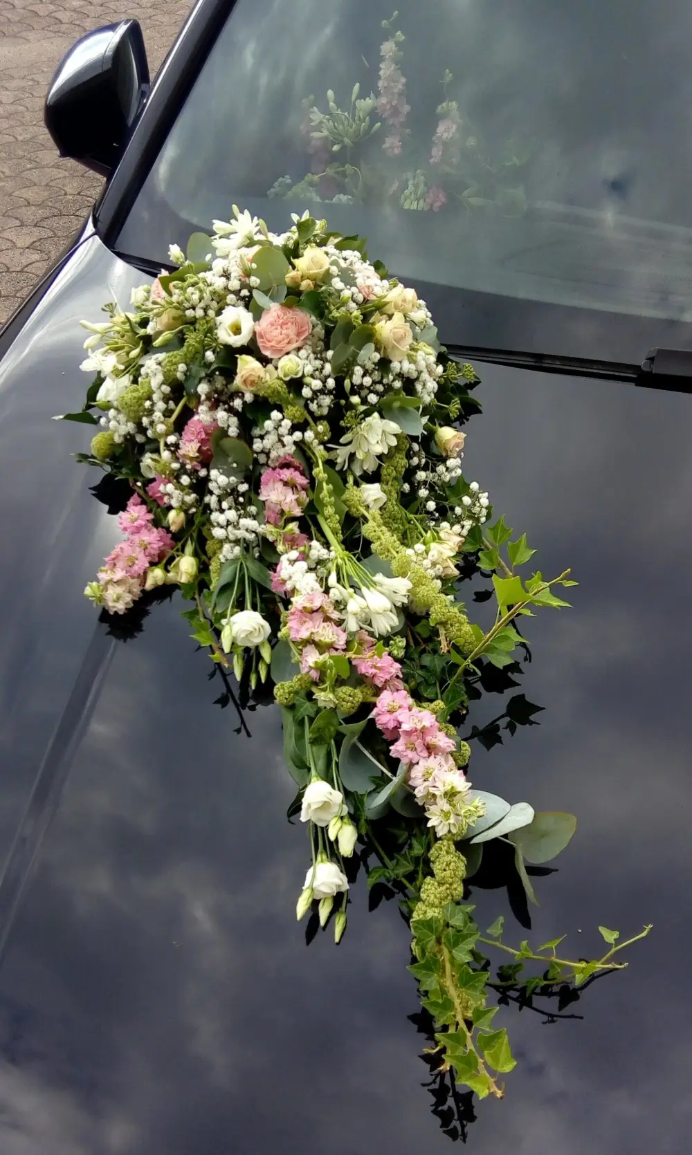 composition florale voiture mariage